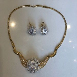 BNWT necklace and earrings jewelry set